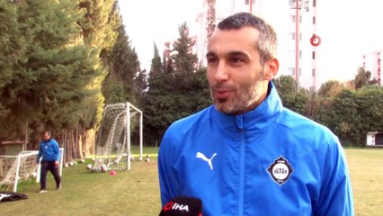 Sezona golcü olarak başladı, antrenör olarak devam ediyor