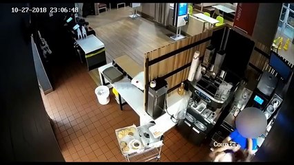 Elle serre la gérante de McDonald la gorge qui ne lui  donne pas plus de ketchup