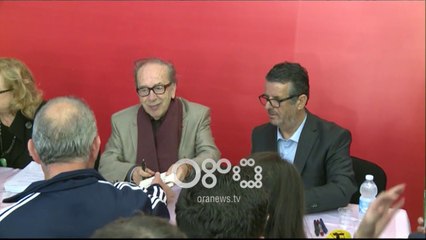 Ora News - Dita e tretë e Panairit të Librit, lexuesit në radhë për të blerë librin e ri të Kadaresë