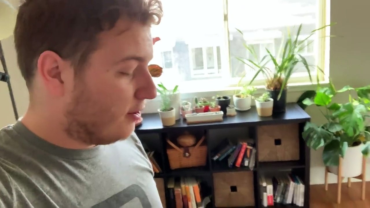 Son chat monte sur ses épaules à chaque fois qu’il va aux toilettes