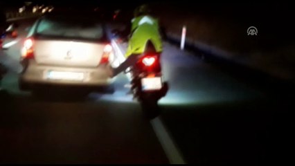 Motosikletliler ayaklarıyla arızalı otomobili itti - TOKAT