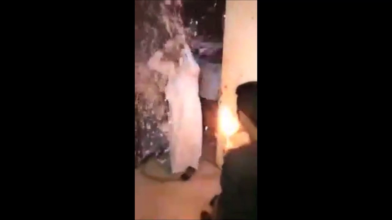 Il fête sa sortie de prison, et prend feu à cause de ses amis