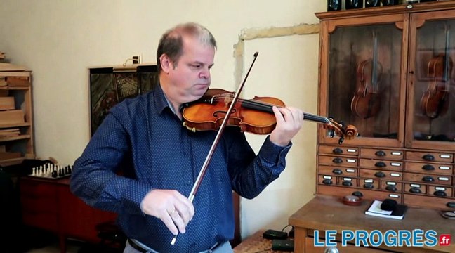 Le violoniste Dominique Lonca essaye son violon, médaille d'or au concours international de Cleveland