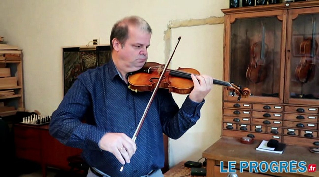 Le violoniste Dominique Lonca essaye son violon, médaille d'or au concours international de Cleveland