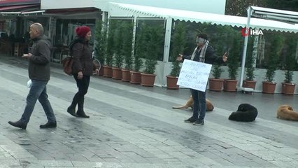 Sarılmanın Hoşgörü Olduğunu Böyle Anlattılar...gencin Etrafını Köpeklerin de Sarması Dikkat Çekti