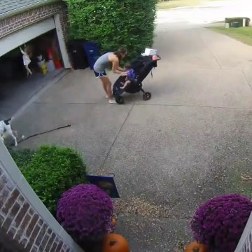 Cette fillette s'envole avec le garage ! Pauvre maman multitache...