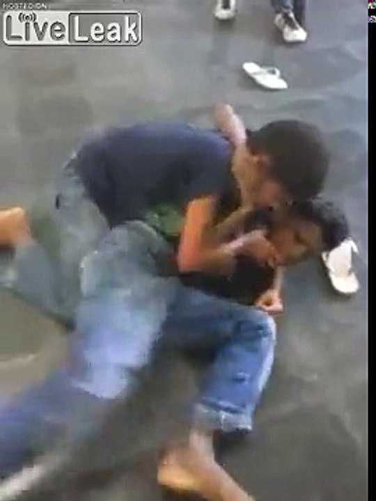 Bagarre en classe : cette prof s'en fout et continue son cours !