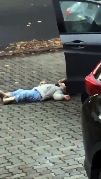 Ce père sait comment gérer sa fille de 2 ans qui refuse de marcher !