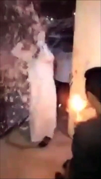 Il fête sa sortie de prison, et prend feu à cause de ses amis !