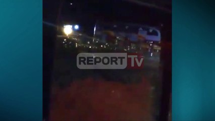 下载视频: Report TV - Prrenjas, aksidentohet autobusi me gjimnazistë, 5 të lënduar, shoferi shmangu tragjedinë