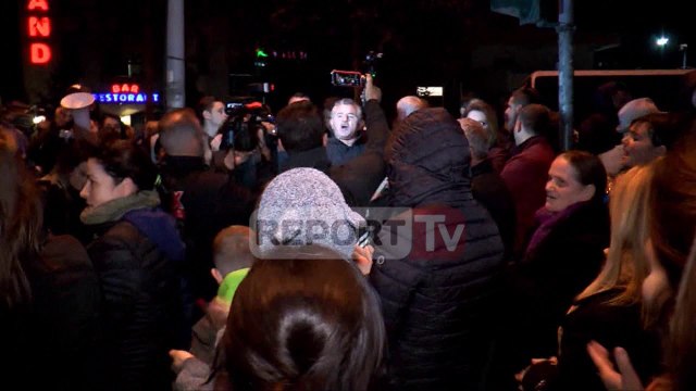 Report TV - Vijon protesta te 'Unaza e Re', banorët e 'Astirit' bllokojnë rrugën