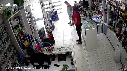 Vídeo: Ladrão pega videogame e sai correndo de loja