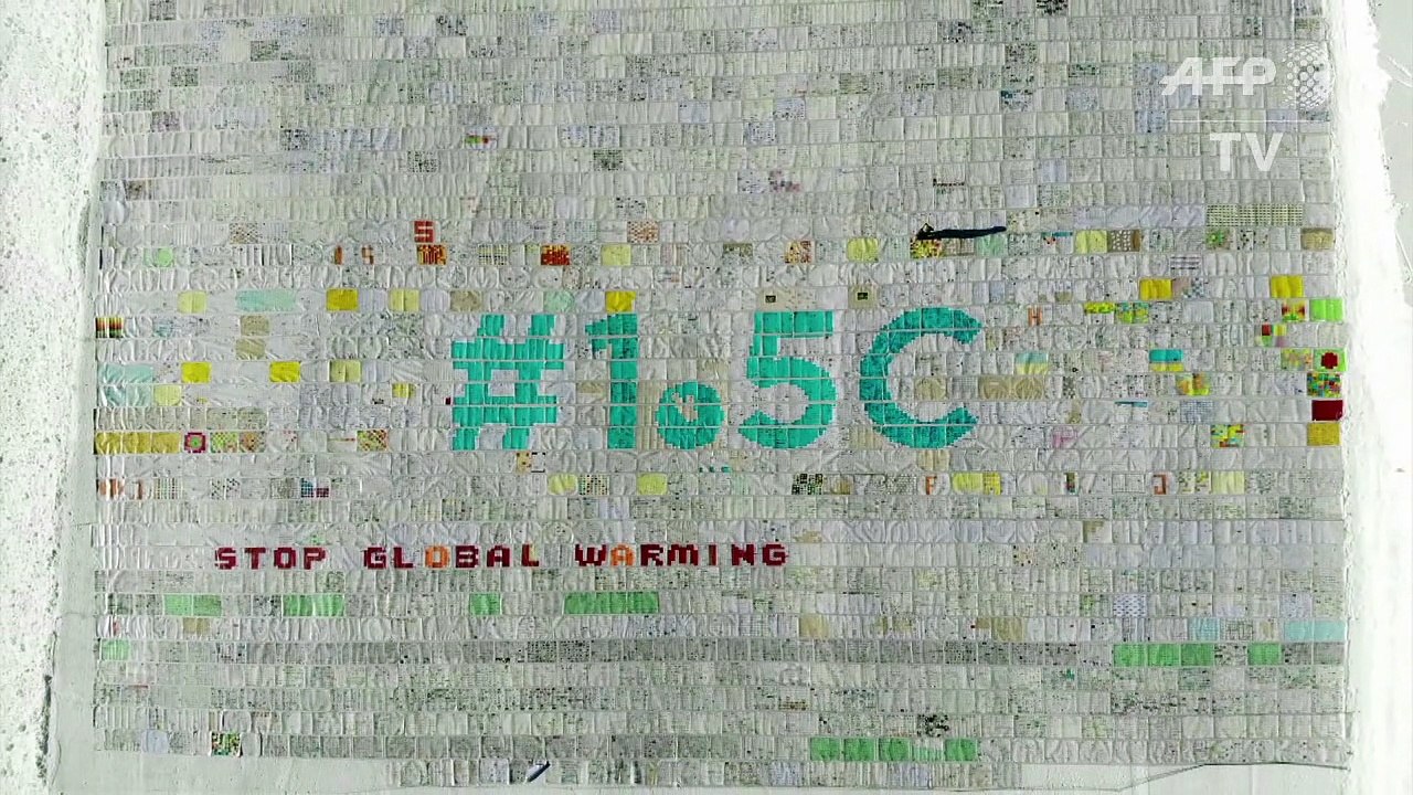 Record de la plus grande carte postale sur un g...