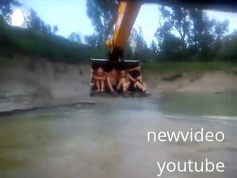 Ces russes se baignent en utilisant une pelleteuse... Dingue