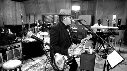 Elvis Costello And The Roots - Walk Us UPTOWN