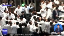 [이 시각 세계] 스리랑카 의회서 '난투극'…부상자 속출