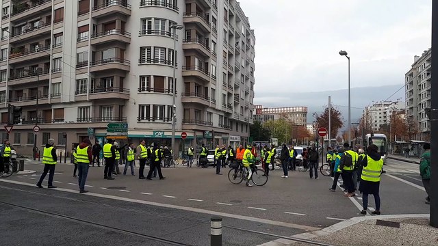 GRENOBLE | Blocage des gilets jaunes au carrefour Jaurès-Foch-Vallier.