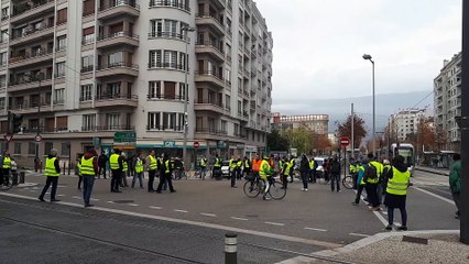 GRENOBLE | Blocage des "gilets jaunes" au carrefour Jaurès-Foch-Vallier.
