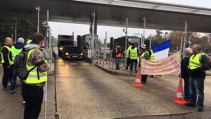 Les gilets jaunes au péage de Montélimar Sud
