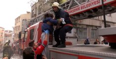 Yangında Mahsur Kalan 2 Çocuğu İtfaiye Ekipleri Kurtardı