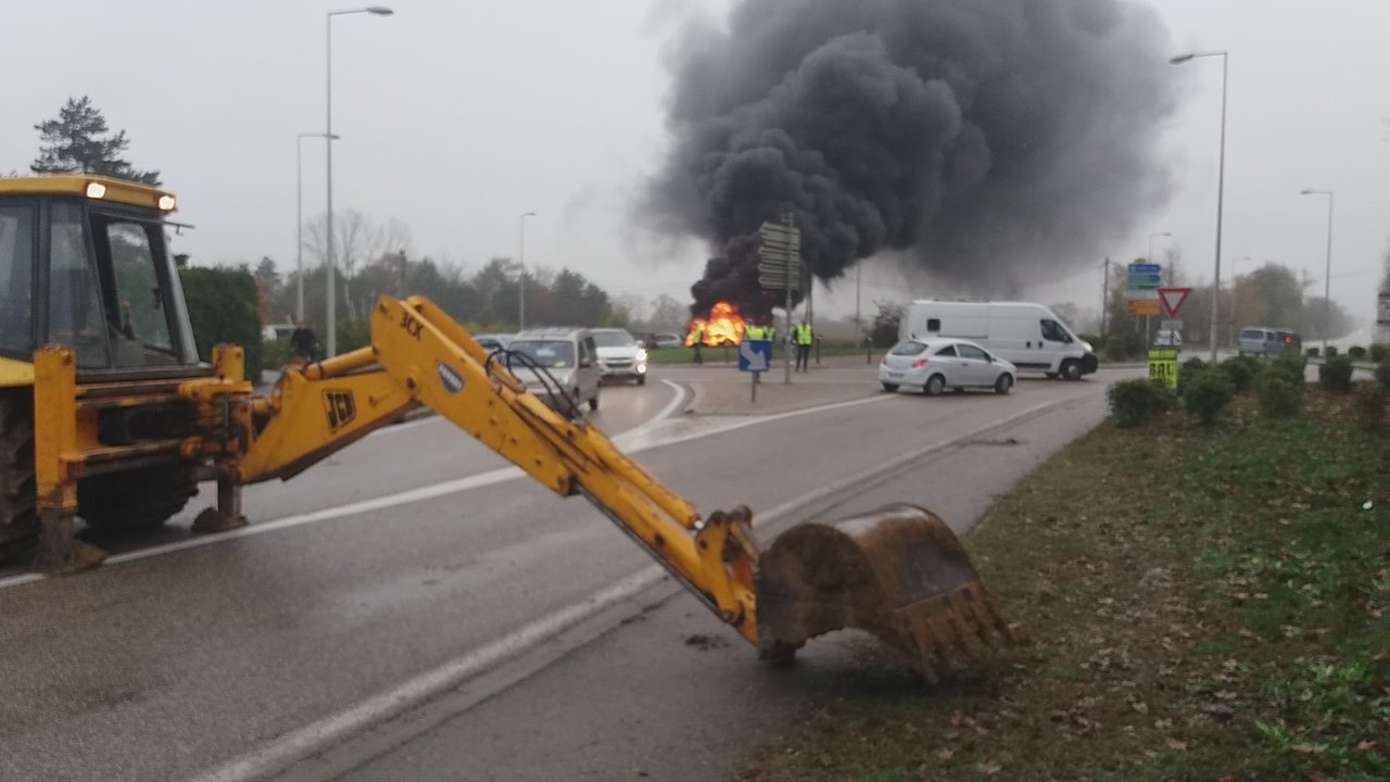 Pont d'Ain : au rond-point de la RD 1075 et de la route d'Oyonnax