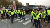 Gilets jaunes : Aux Herbiers, les manifestants bloquent les grandes surfaces en traversant la route