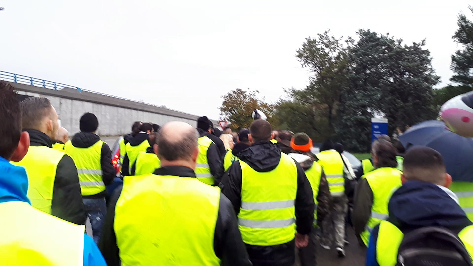 Blocage Gilets Jaunes Dans Le Vaucluse Au Pontet Au Rond Point Dauchan Il Tente De Passer Pour Rejoindre Sa Femme Qui Accouche