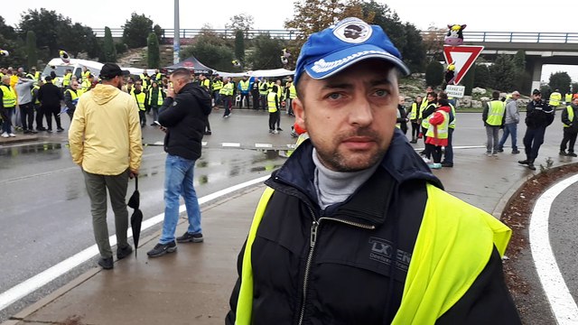 Gilets jaunes: témoignage de Ludovic, Gilet jaune, au point de Blocage du Pontet (Auchan nord), près d'Avignon, dans le Vaucluse. On est là depuis l'aube et ce n'est pas un mouvement d'une seule journée, on restera là. Il faut que ça conti