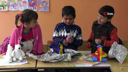 Topladıkları koli koli oyuncaklarla köydeki öğrencilerin yüzünü güldürdüler