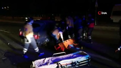 Otomobil aydınlatma direğini yıktı : 1 yaralı