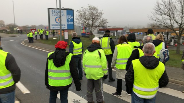 Les Gilets jaunes filtrent les voitures