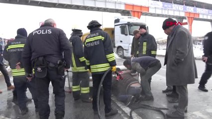 Sivas Kırmızı Işıkta Duran Otomobilin, Motoru Tutuştu