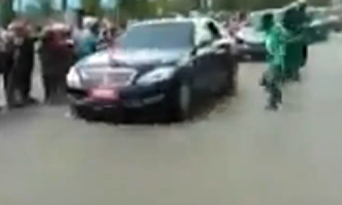 Aksi Nekat Pengemudi Ojek "Online" Terobos Rombongan Presiden Guna Salami Jokowi