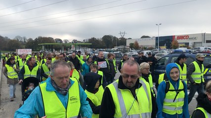 250 Gilets jaunes à une marche pacifiste à Douarnenez