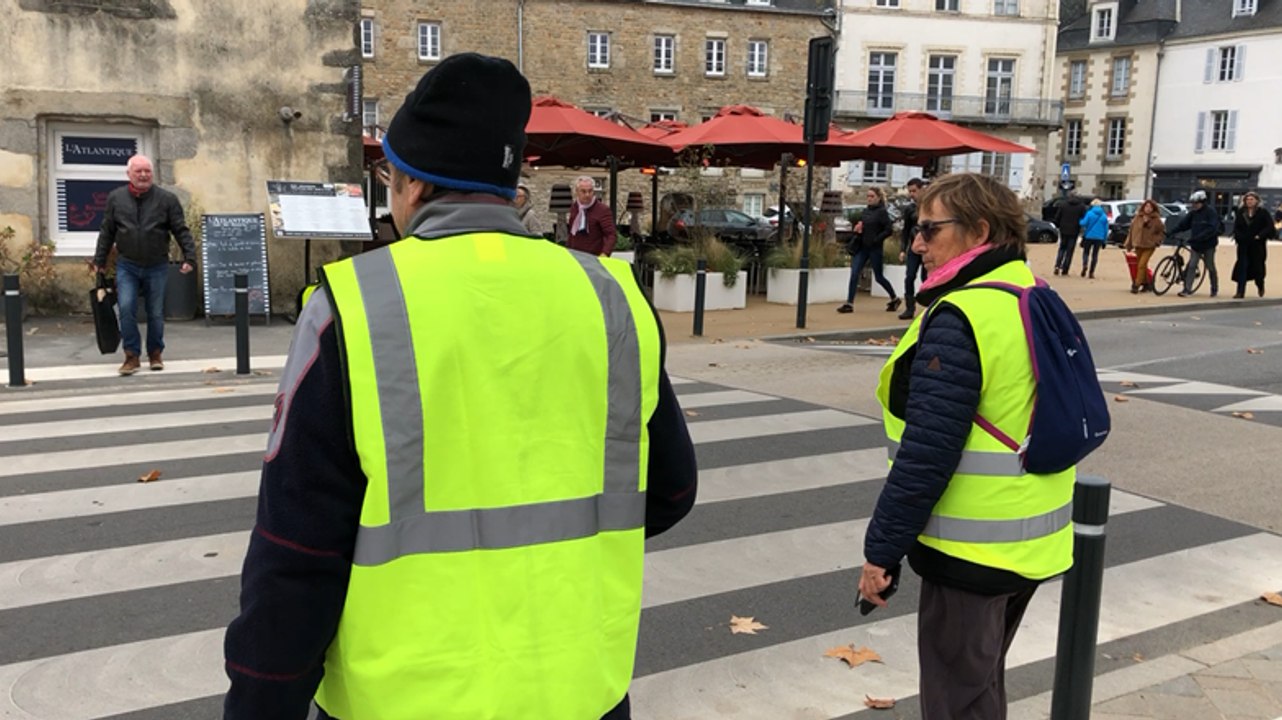 Les gilets jaunes traversent et retraversent la rue...