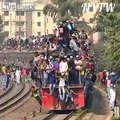 Trains les plus bondés du monde : en Inde les toits sont même pleins !