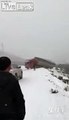 Montagne : ce camion glisse au ralenti dans le ravin sur une route gelée