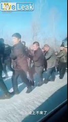Remorquage d'un camion par des centaines de villageois à la corde !