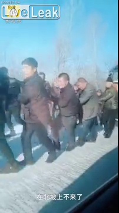 Remorquage d'un camion par des centaines de villageois à la corde !