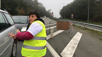 La Gilet jaune Nathalie ne se laisse pas faire face aux automobilistes