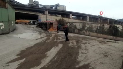 (KOCAELİ- Kocaeli'de talaş yüklü tır, hızlı tren köprüsünde devrildi