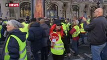 Les Gilets Jaunes envahissent les Champs-Élysées