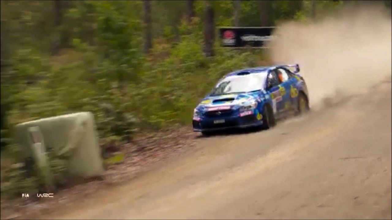 Ce pilote de rallye se prend un ballot de paille à pleine vitesse : douloureux