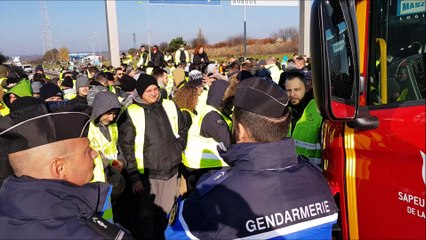 Les gilets jaunes bloquent l' A4 dans les deux sens au niveau de Ste Marie Aux Chênes