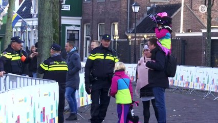 Fouilleren bij intocht Zaanstad: ‘Wat heeft u in uw zak?’