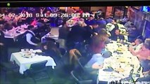 Il saute sur une table pour venir aider son ami pendant une embrouille en plein restaurant