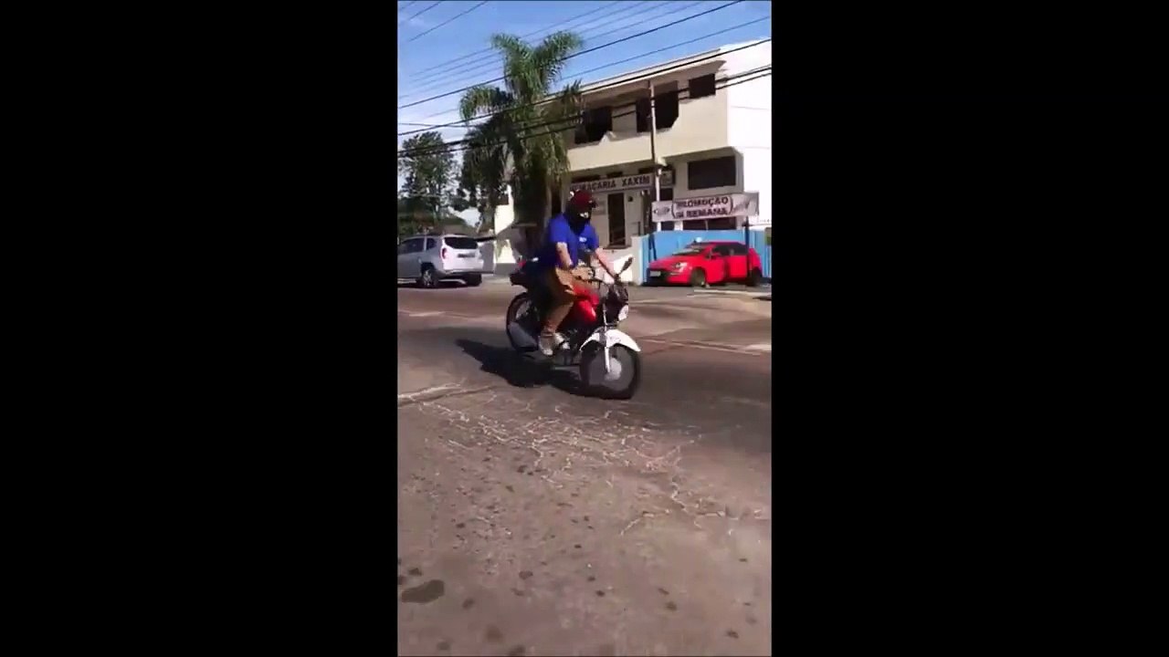Ce biker va se prendre la gamelle de sa vie... Douloureux
