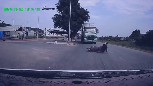 Ce motard double au pire moment et évite le pire