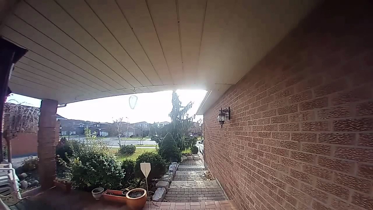 Elle prétend avoir vu un fantôme devant sa maison, filmé par la caméra de surveillance