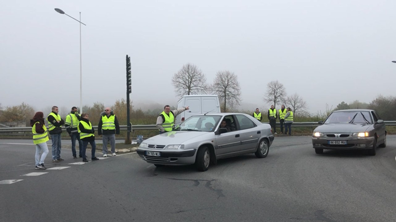 Les gilets jaunes filtrent les automobilistes